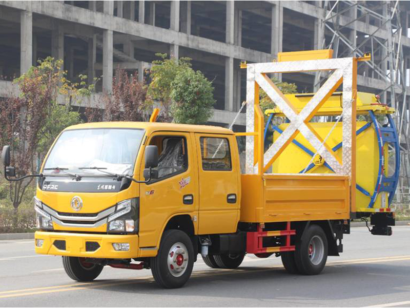 春风多利卡D6双排防撞缓冲车