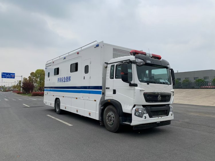 重汽豪沃应急批示车